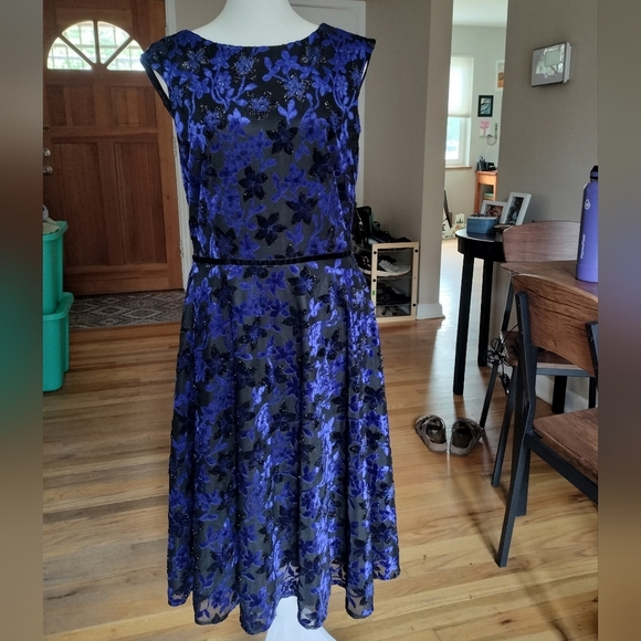 Elegant Blue Floral Dress - Picture 1 of 5